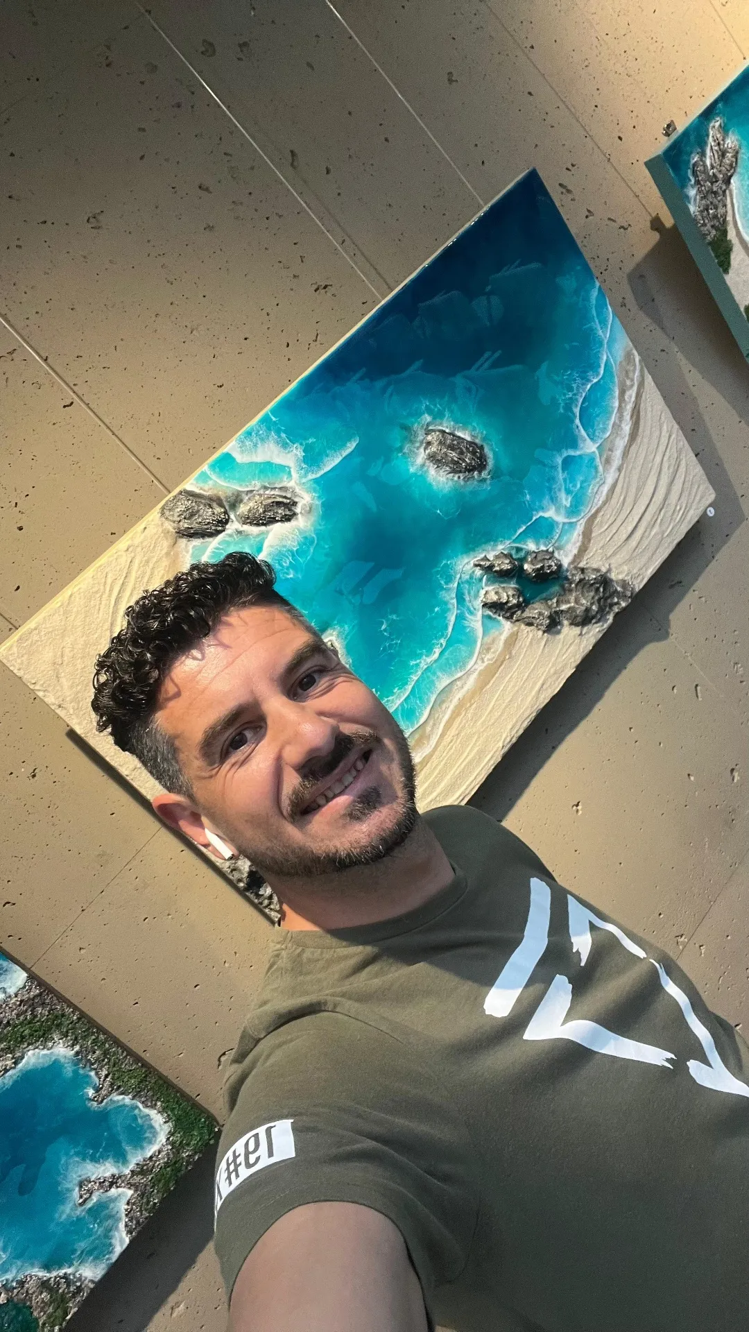 Raúl del Pozo en el taller, con obras de resina recién terminadas